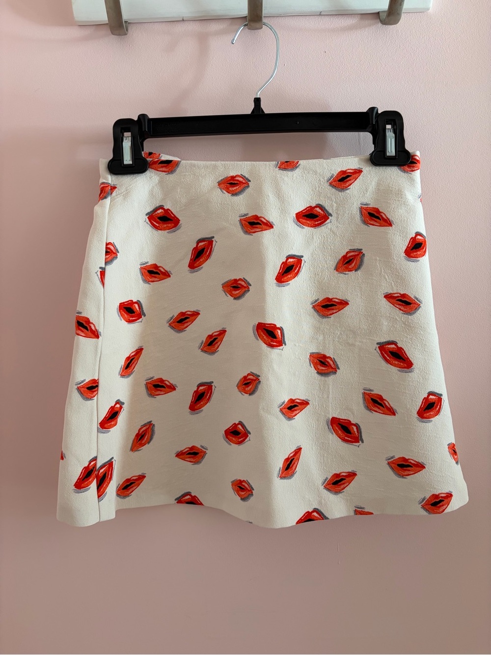 Zara XS Cream Mini Skirt with Red Lip Print
